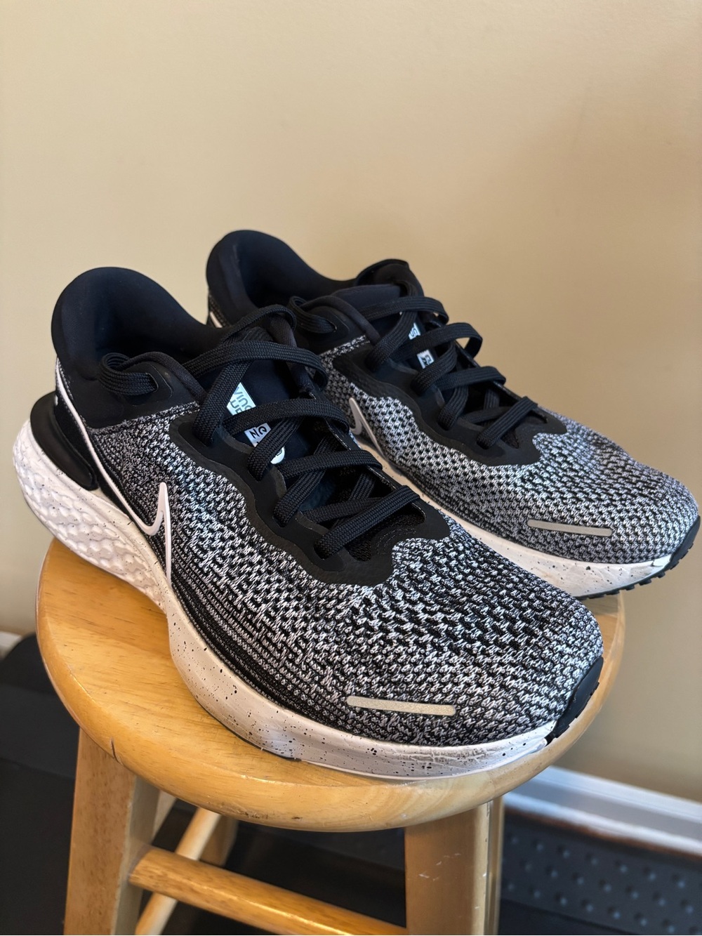 Nike Men’s 11 Air Zoom X Invincible Run Flyknit Black/White Athletic Shoes